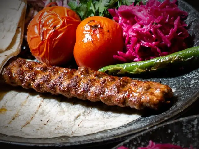 Lavaş ve közlenmiş domatesle Adana kebap