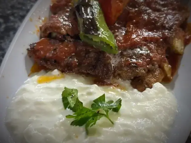 Domates sosu ve yoğurtla İskender döner